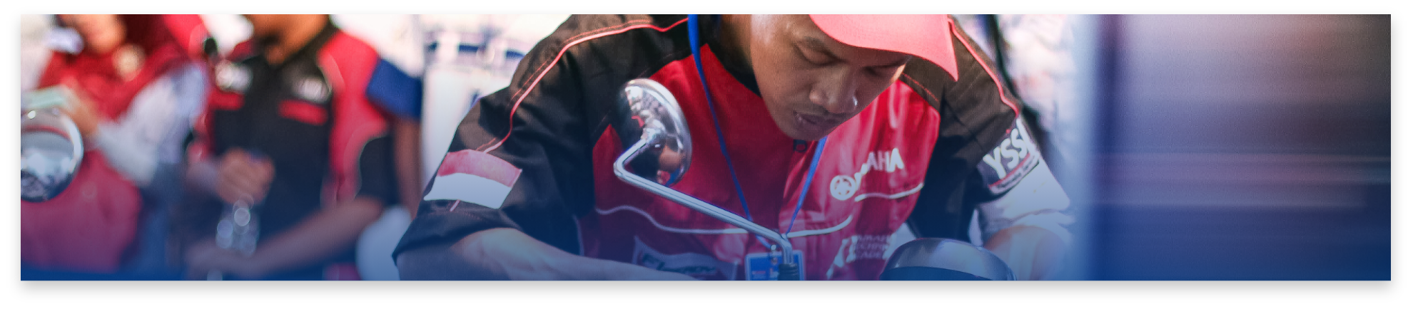 Teknisi Yamaha sedang melakukan perawatan sepeda motor